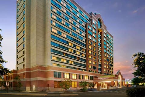 Courtyard by Marriott Arlington Crystal City/Reagan National Airport - Airport shuttle hotel near DCA