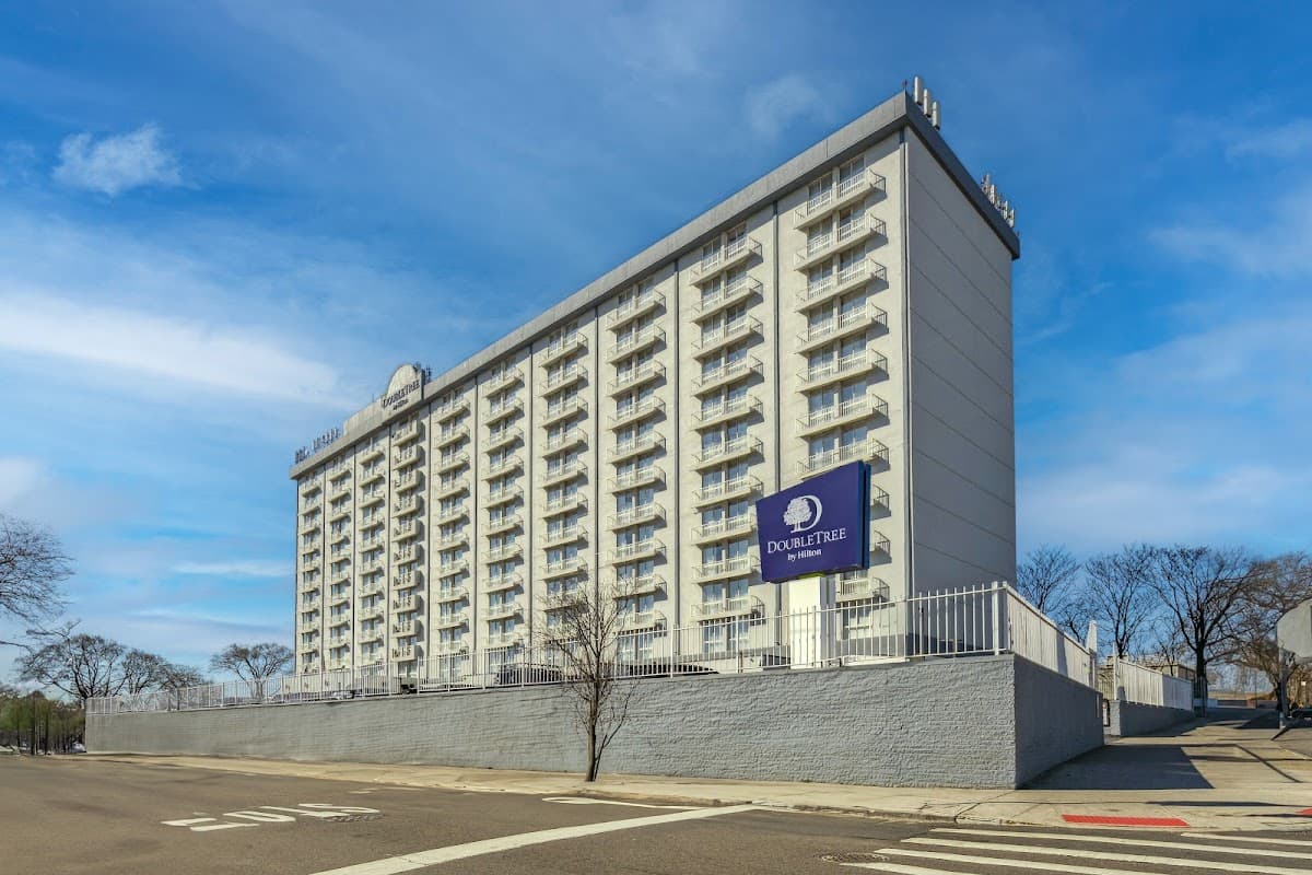 DoubleTree by Hilton New York JFK Airport - Airport shuttle hotel near LGA