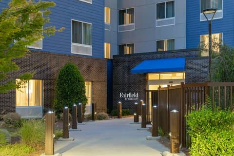 Fairfield by Marriott Inn & Suites Charlotte Airport - Airport shuttle hotel near CLT