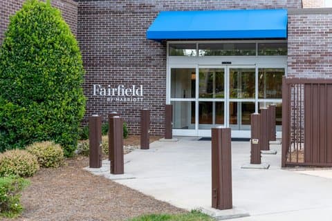 Fairfield by Marriott Inn & Suites Charlotte Airport - Airport shuttle hotel near CLT