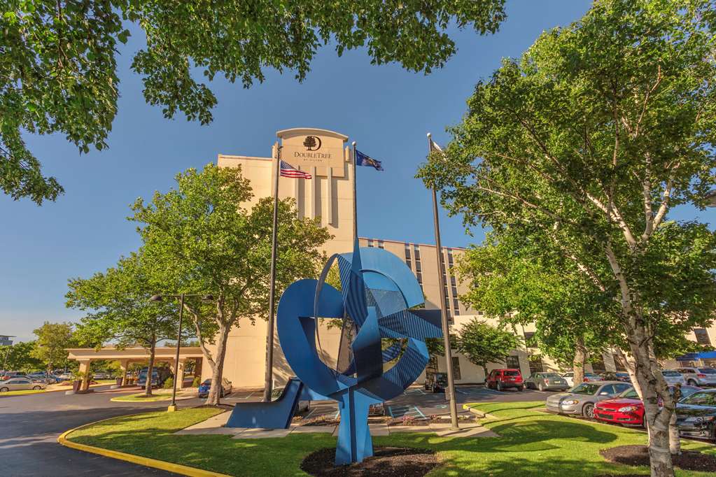 DoubleTree by Hilton Hotel Philadelphia Airport - Airport shuttle hotel near PHL