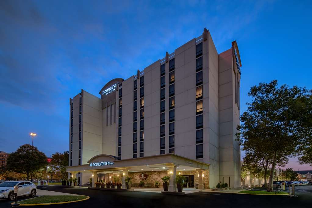 DoubleTree by Hilton Hotel Philadelphia Airport - Airport shuttle hotel near PHL