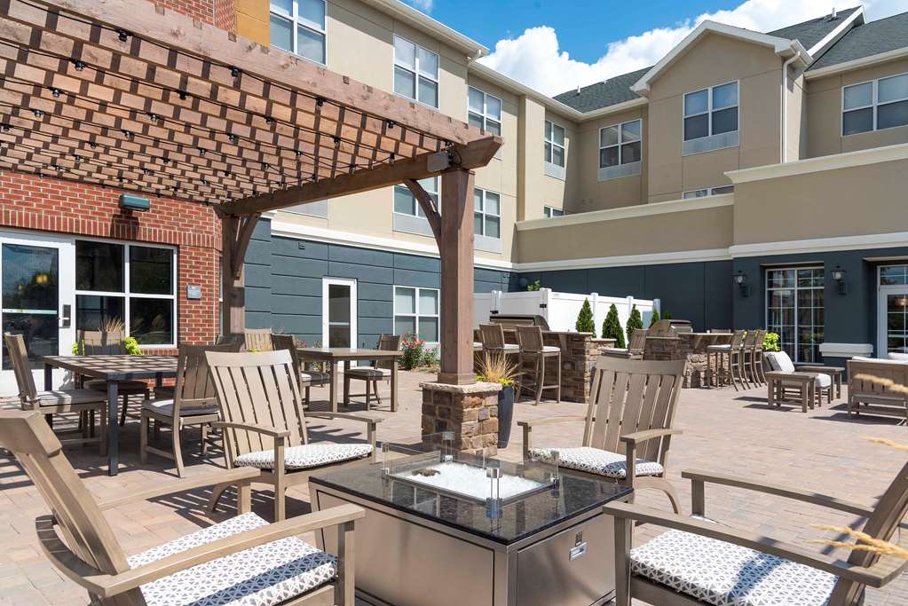 Homewood Suites by Hilton Indianapolis-Airport/Plainfield - Airport shuttle hotel near IND
