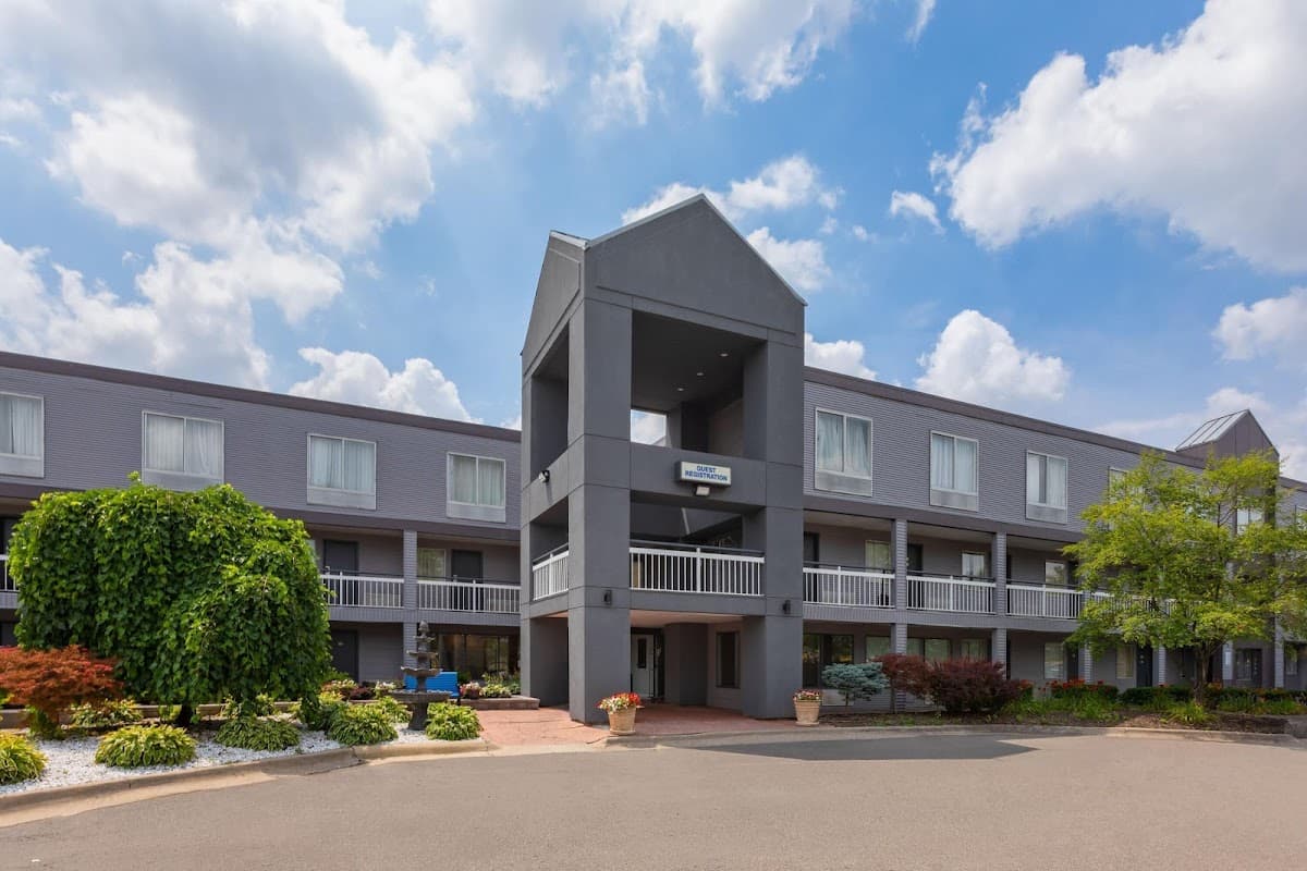 Howard Johnson by Wyndham Romulus Detroit Metro Airport - Airport shuttle hotel near DTW