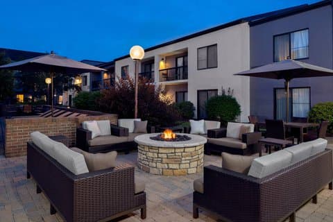 Courtyard by Marriott Pittsburgh Airport - Airport shuttle hotel near PIT