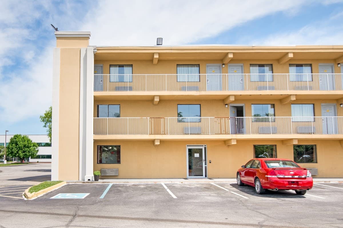 OYO Hotel Indianapolis International Airport - Airport shuttle hotel near IND