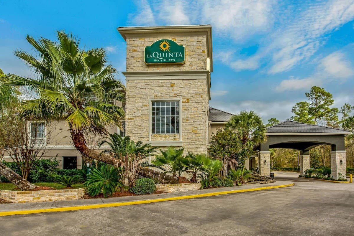 La Quinta Inn & Suites by Wyndham Kingwood Houston IAH Airpt - Airport shuttle hotel near IAH