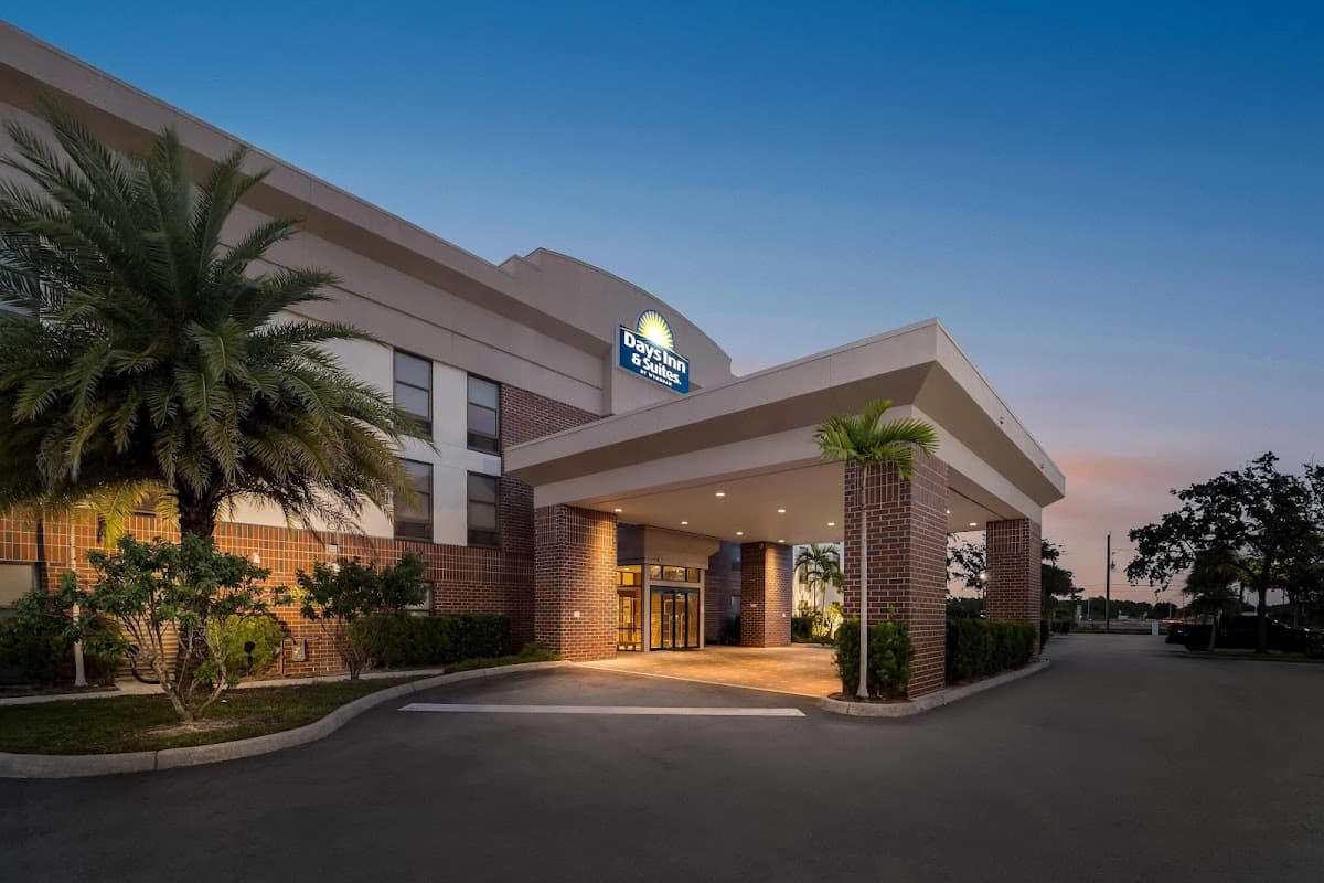 Days Inn & Suites by Wyndham Fort Myers Near JetBlue Park - Airport shuttle hotel near RSW