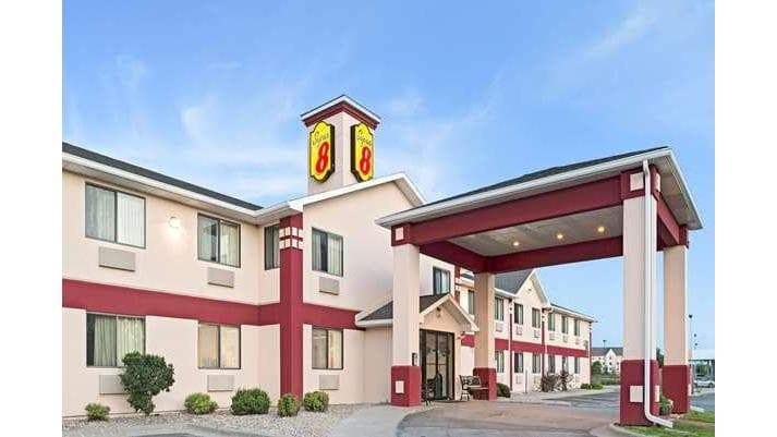 Super 8 by Wyndham Omaha Eppley Airport/Carter Lake - Airport shuttle hotel near OMA