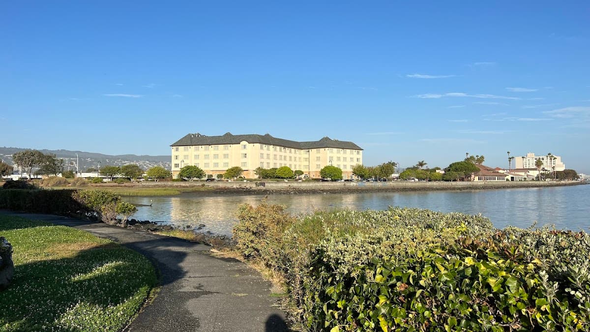 Bay Landing Hotel - Airport shuttle hotel near SFO