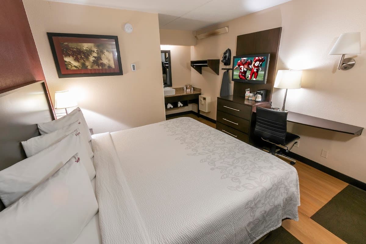 Red Roof PLUS+ St Louis - Forest Park/Hampton Avenue - Airport shuttle hotel near STL