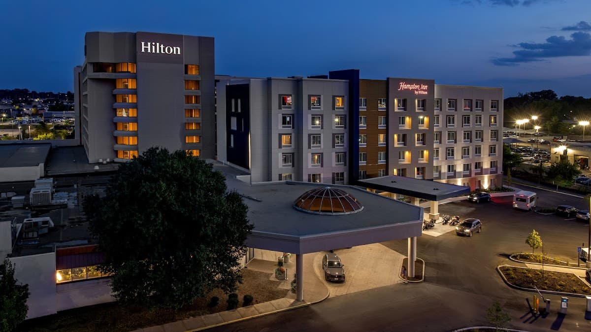 Hilton St. Louis Airport - Airport shuttle hotel near STL