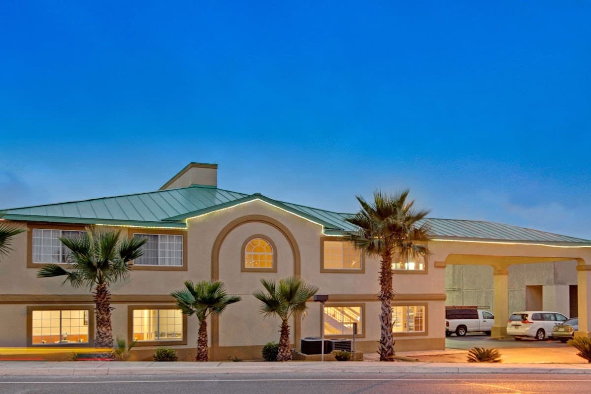 Days Inn by Wyndham San Antonio Airport - Airport shuttle hotel near SAT