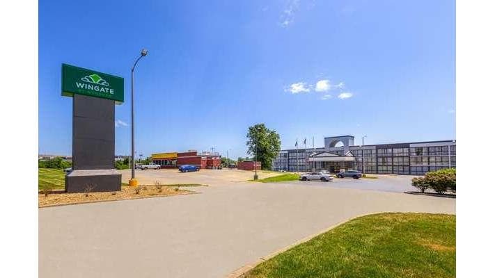 Wingate by Wyndham Kansas City - Airport shuttle hotel near MCI