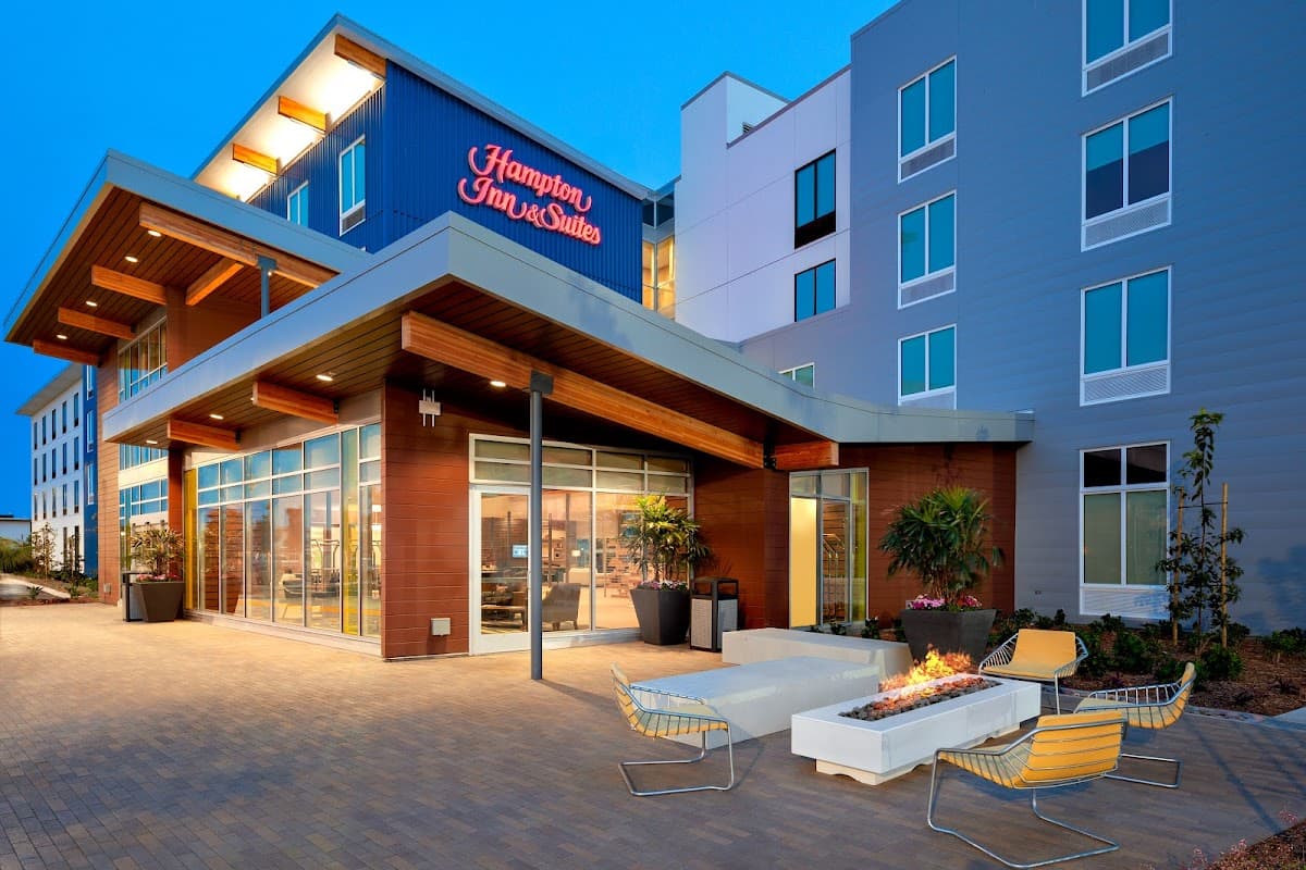 Hampton Inn & Suites San Diego Airport Liberty Station - Airport shuttle hotel near SAN