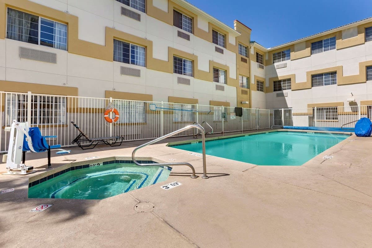 Comfort Suites Phoenix Airport - Airport shuttle hotel near PHX