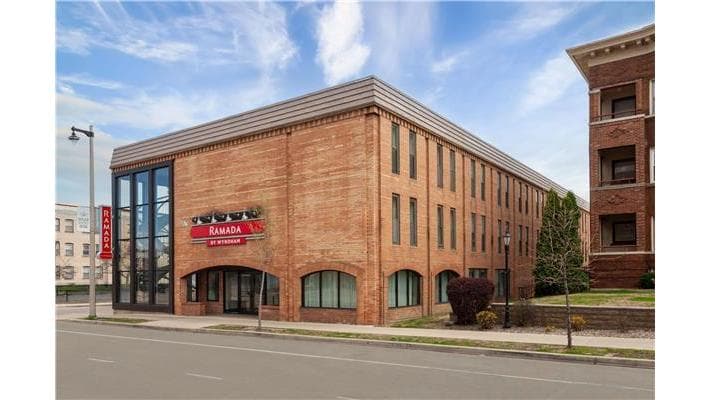 Ramada by Wyndham Milwaukee - Airport shuttle hotel near MKE