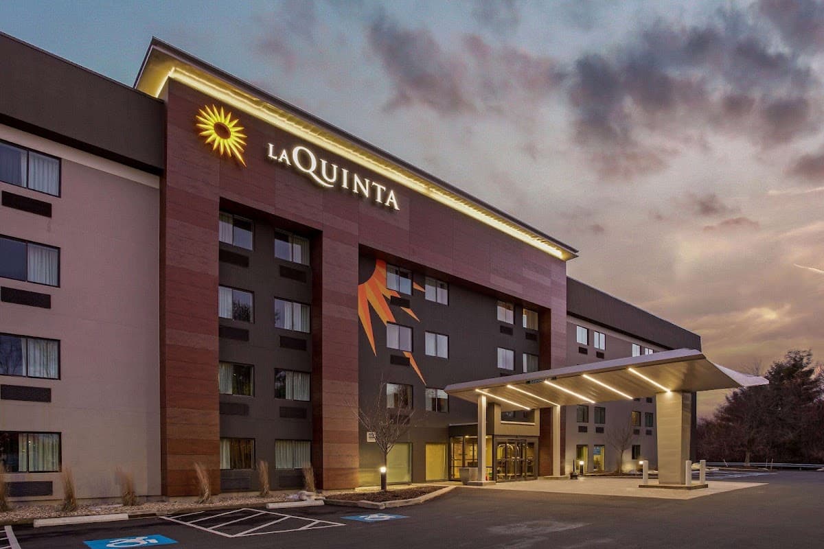 La Quinta Inn & Suites by Wyndham Hartford - Bradley Airport - Airport shuttle hotel near BDL