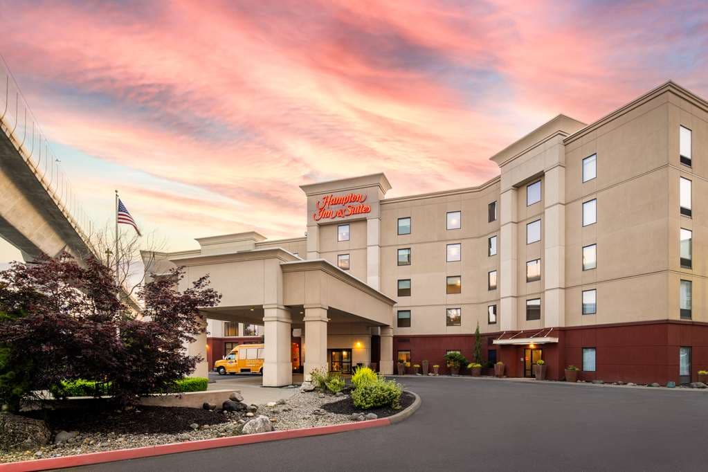 Hampton Inn & Suites Seattle-Airport/28th Ave - Airport shuttle hotel near SEA