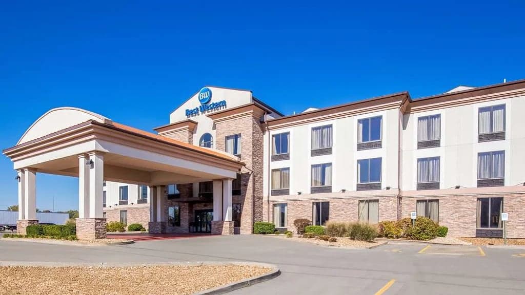 Best Western St. Louis Airport North Hotel & Suites - Airport shuttle hotel near STL