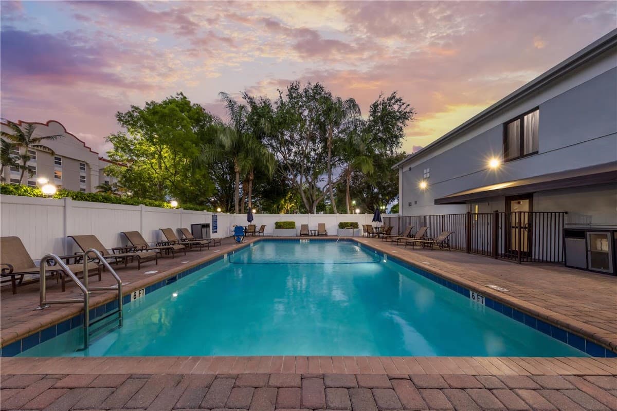 Best Western Fort Lauderdale Airport/Cruise Port - Airport shuttle hotel near FLL
