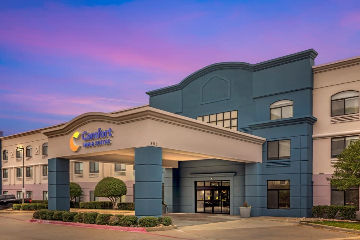 Comfort Inn & Suites Irving Las Colinas DFW - Airport shuttle hotel near DAL