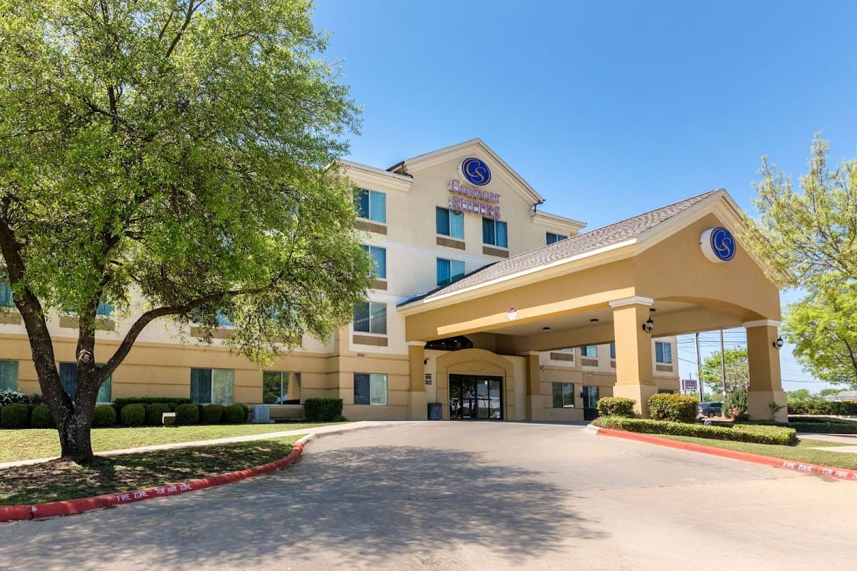 Comfort Suites Austin Airport - Airport shuttle hotel near AUS