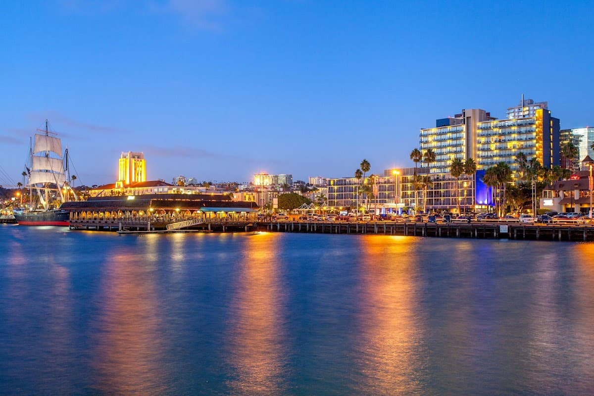 Wyndham San Diego Bayside - Airport shuttle hotel near SAN