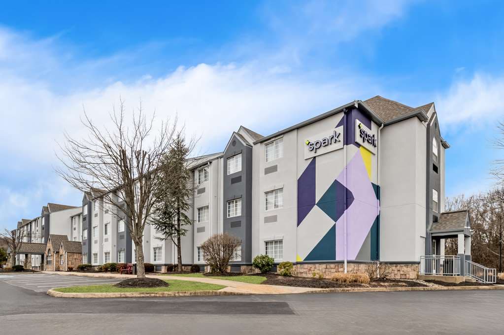 Spark by Hilton Sterling Dulles Airport - Airport shuttle hotel near IAD