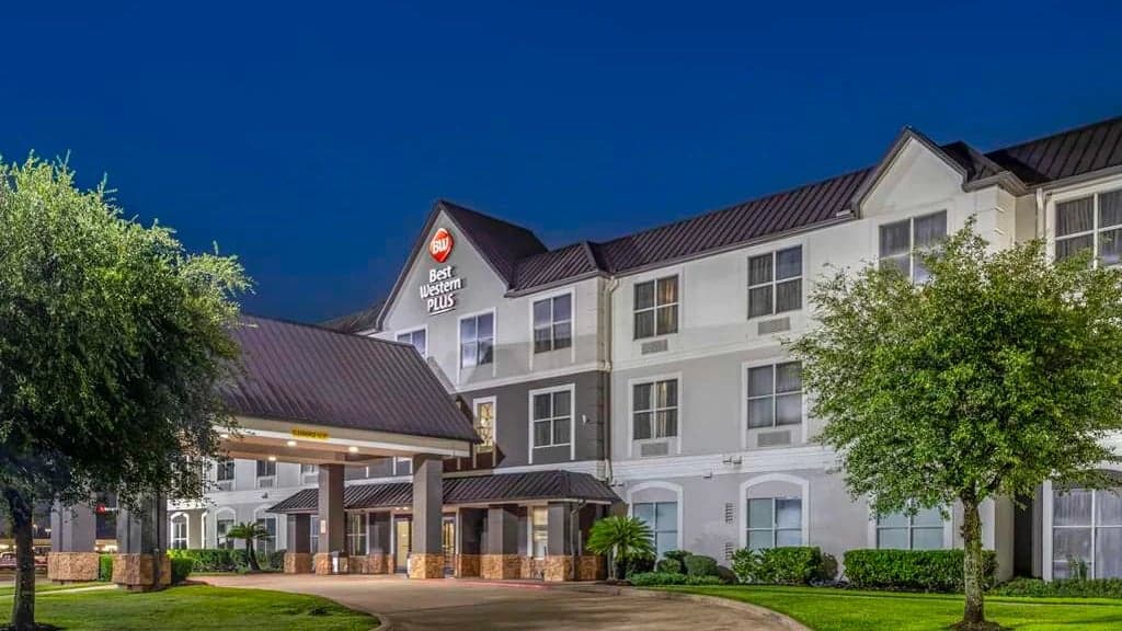 Best Western Plus Hobby Airport Inn & Suites - Airport shuttle hotel near HOU