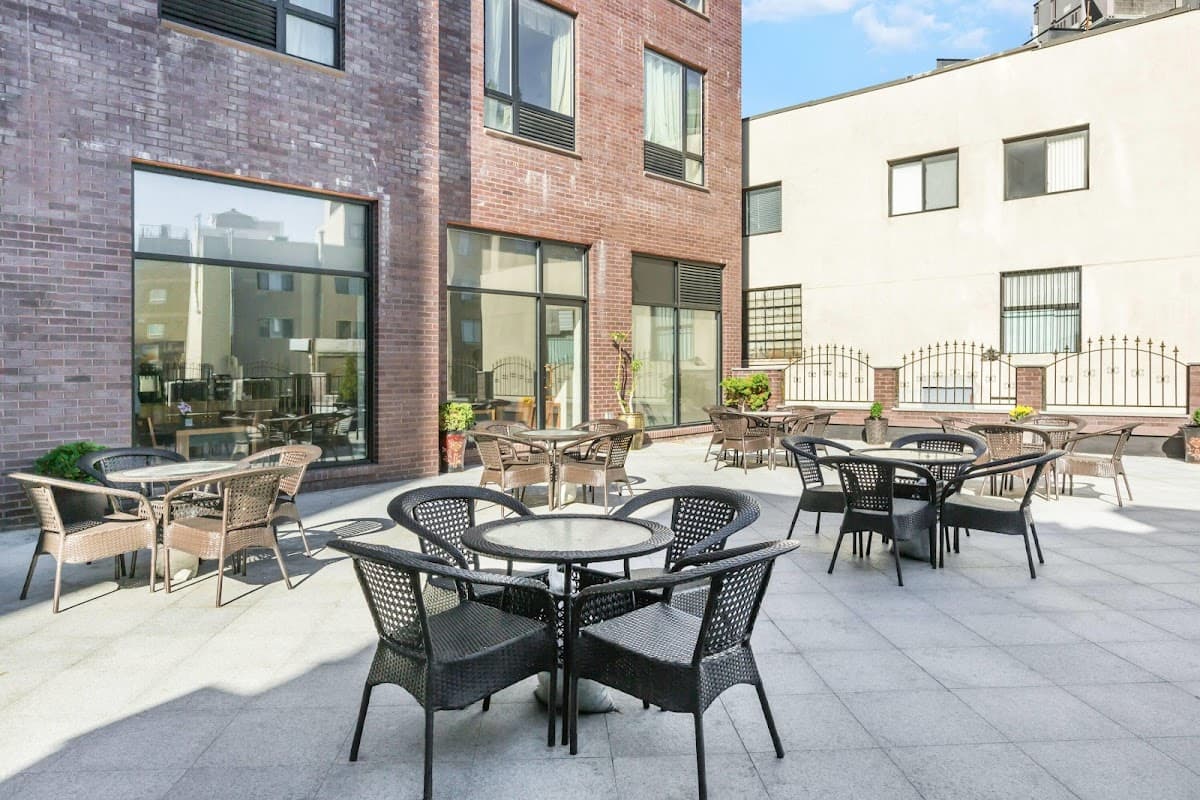 Ramada by Wyndham Flushing Queens - Airport shuttle hotel near LGA