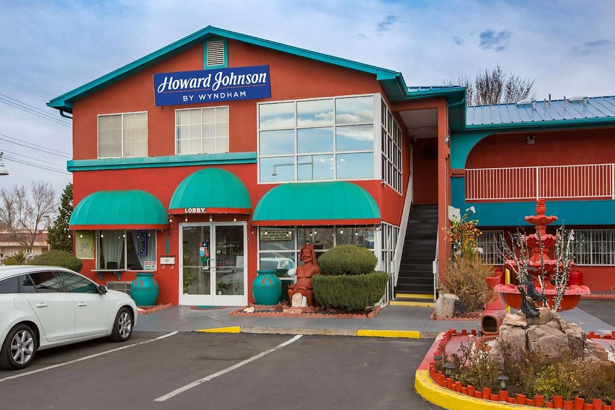 Sandia Peak Inn Old Town ABQ, a Howard Johnson by Wyndham - Airport shuttle hotel near ABQ