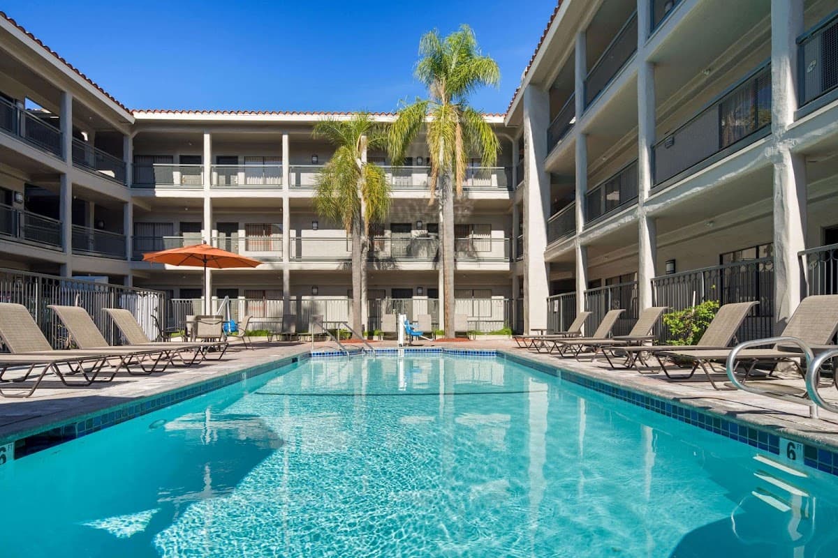 La Quinta Inn & Suites by Wyndham Orange County Airport - Airport shuttle hotel near SNA