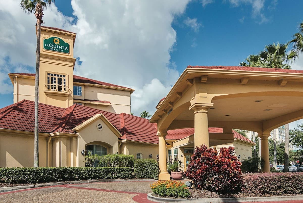La Quinta Inn & Suites by Wyndham Orlando Airport North - Airport shuttle hotel near MCO