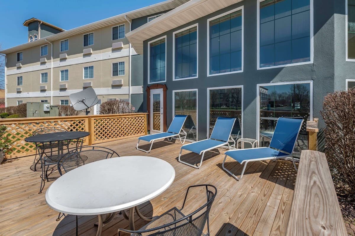 Clarion Pointe Indianapolis Airport - Airport shuttle hotel near IND