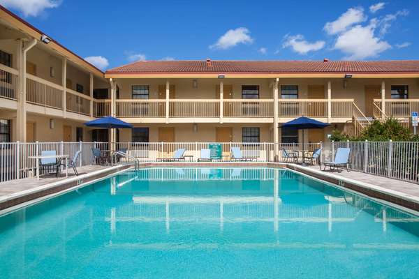 Baymont by Wyndham Fort Myers Central - Airport shuttle hotel near RSW