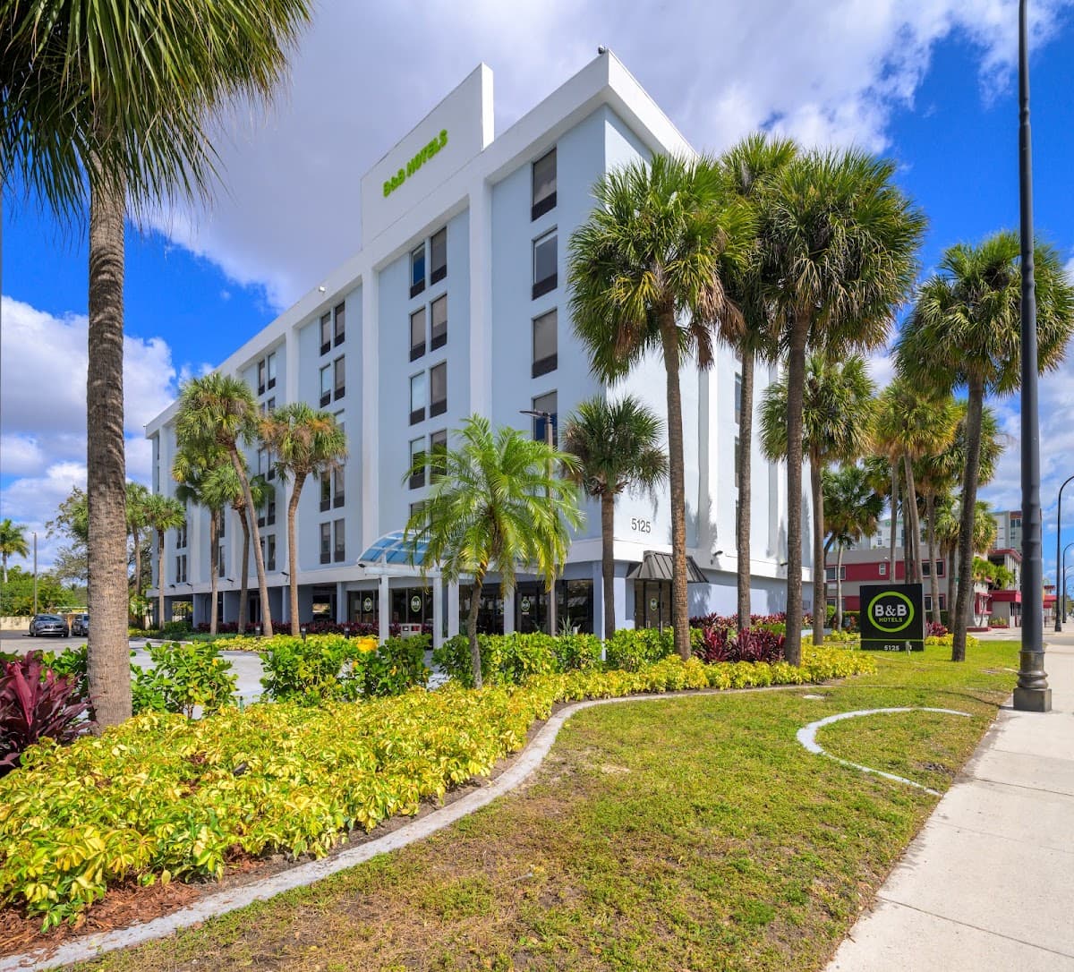 B&B HOTEL Miami Airport - Airport shuttle hotel near MIA