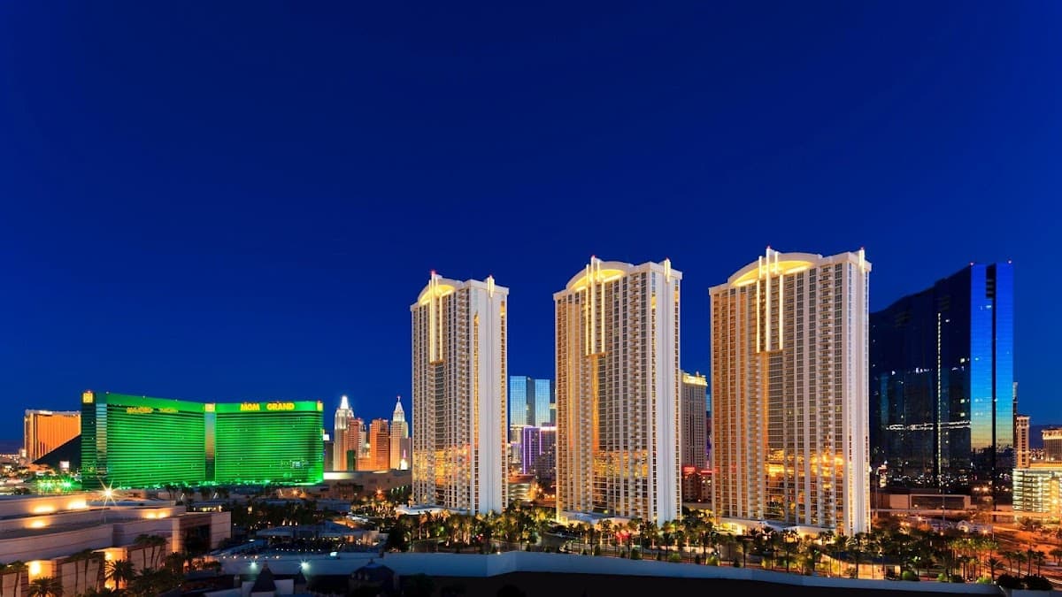 The Signature at MGM Grand - Airport shuttle hotel near LAS