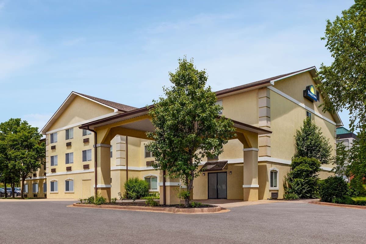 Days Inn by Wyndham Kansas City International Airport - Airport shuttle hotel near MCI