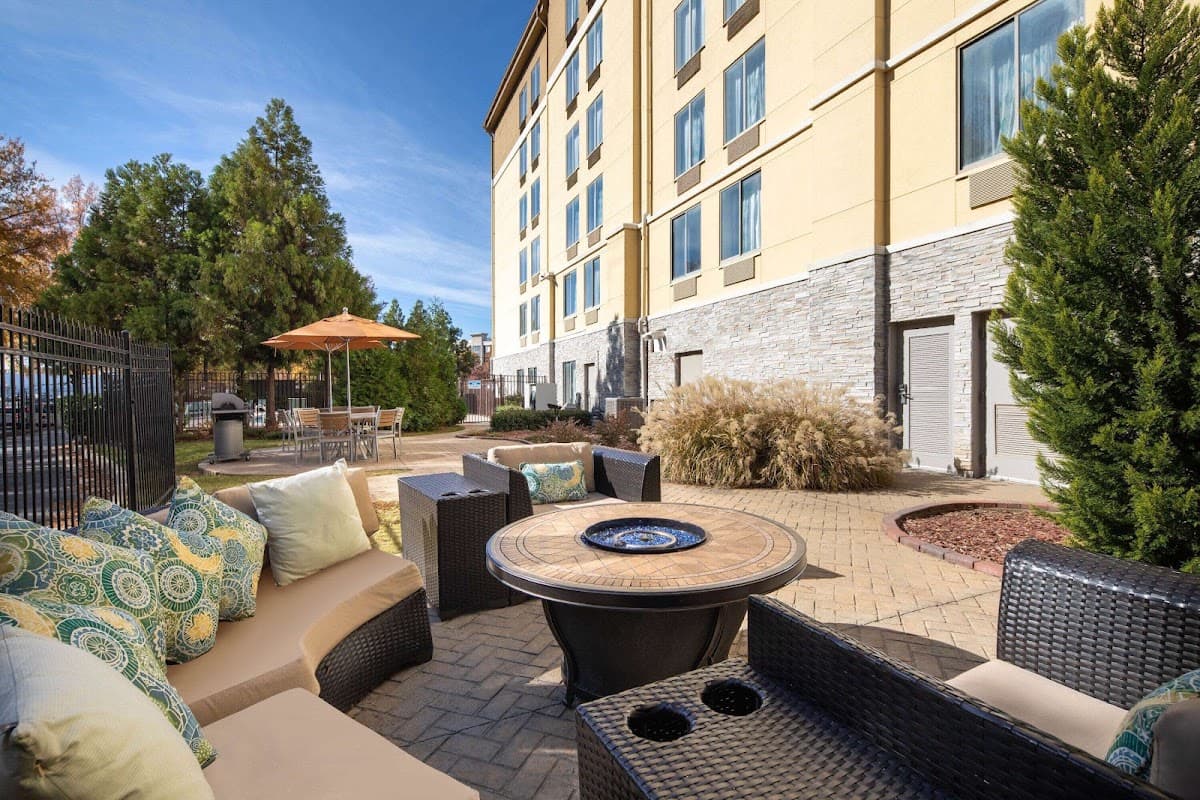 La Quinta Inn & Suites by Wyndham Atlanta Airport North - Airport shuttle hotel near ATL