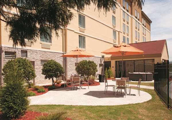 La Quinta Inn & Suites by Wyndham Atlanta Airport North - Airport shuttle hotel near ATL