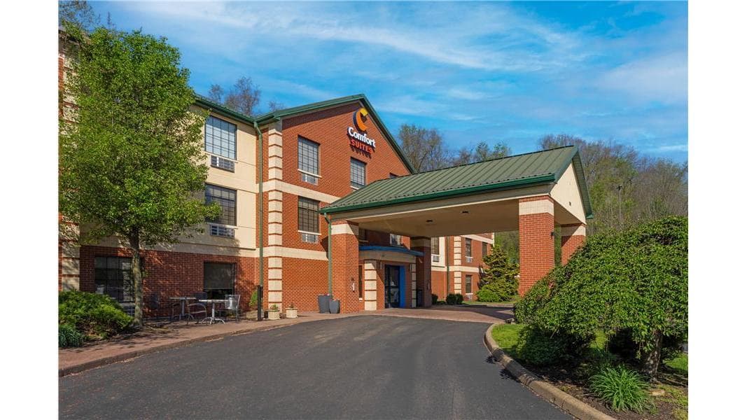 Comfort Suites Pittsburgh Airport - Airport shuttle hotel near PIT