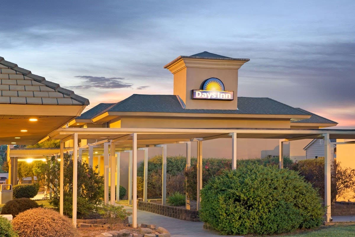 Days Inn by Wyndham Charlotte/Woodlawn Near Carowinds - Airport shuttle hotel near CLT