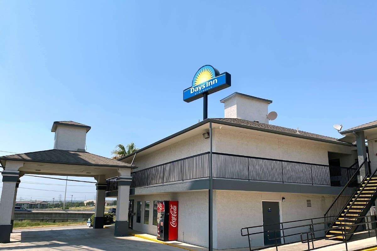 Days Inn by Wyndham Morgan's Wonderland / IH-35 N - Airport shuttle hotel near SAT