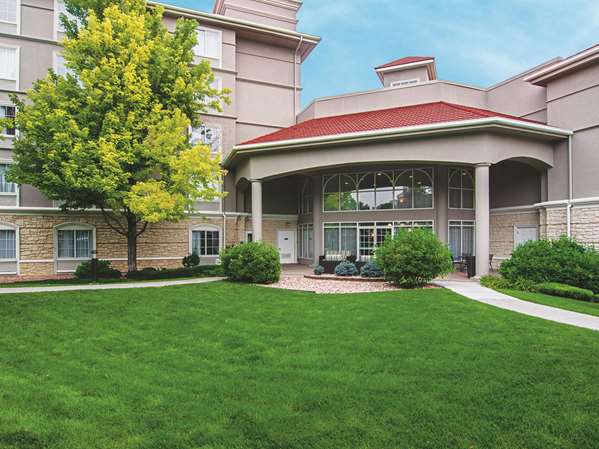 La Quinta Inn & Suites by Wyndham Denver Airport DIA - Airport shuttle hotel near DEN