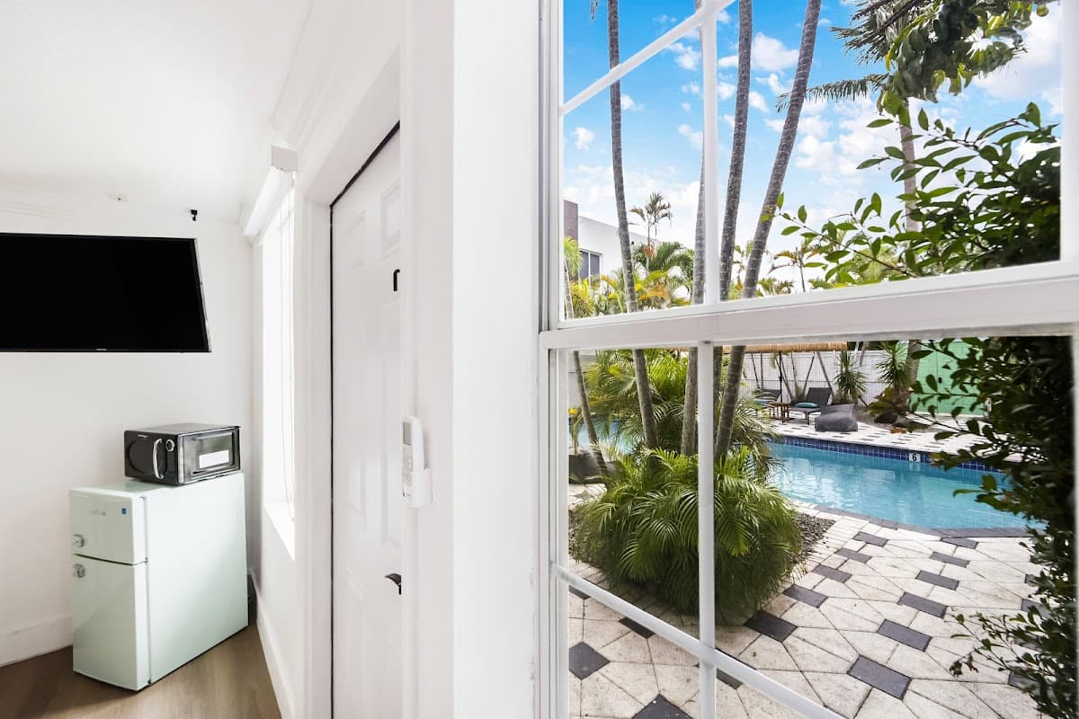 The Victoria Hotel - Airport shuttle hotel near FLL