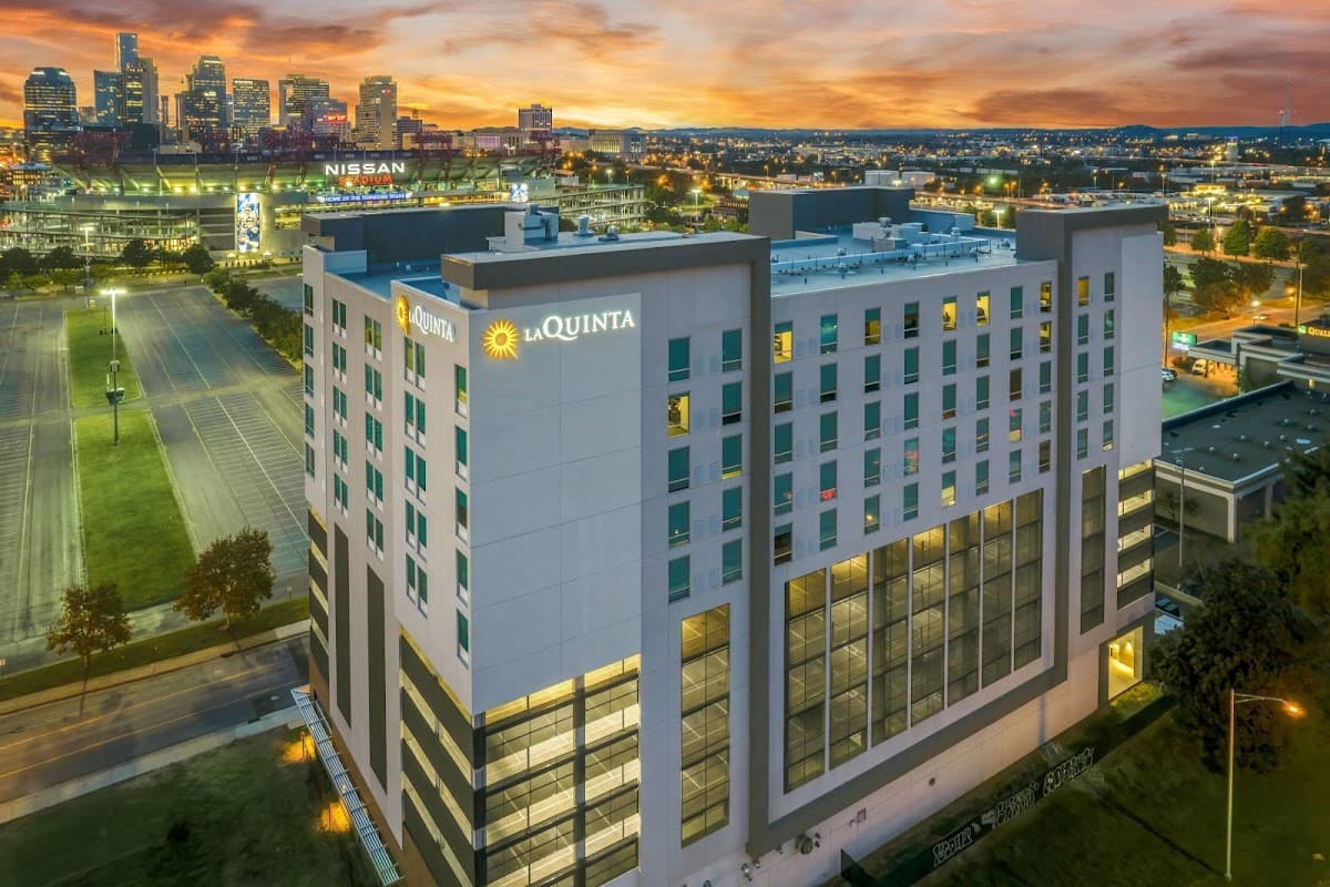 La Quinta Inn & Suites by Wyndham Nashville - Airport shuttle hotel near BNA