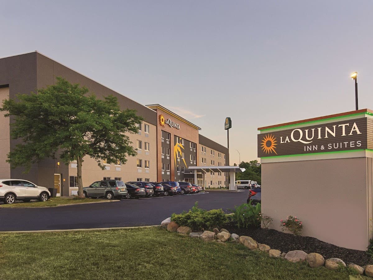 La Quinta Inn & Suites by Wyndham Cleveland - Airport North - Airport shuttle hotel near CLE