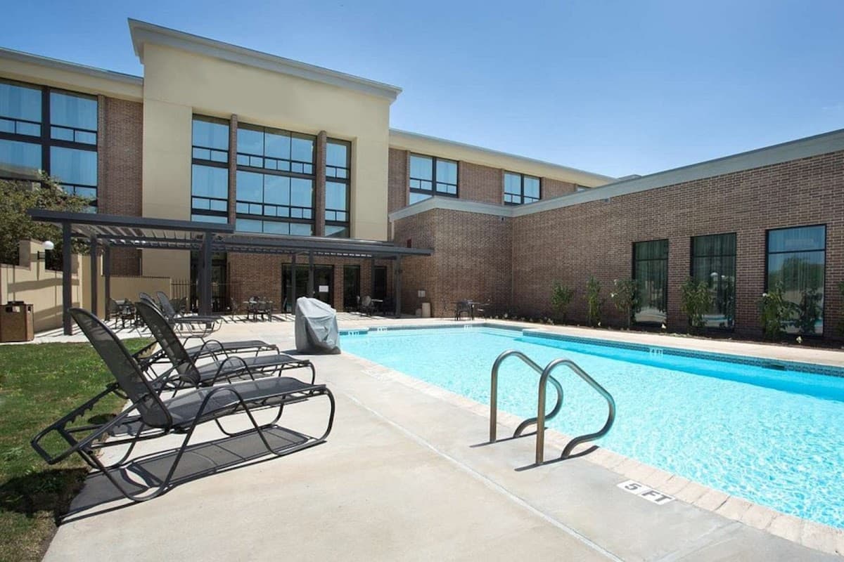 Heritage Inn & Suites San Antonio Airport Trademark Wyndham - Airport shuttle hotel near SAT