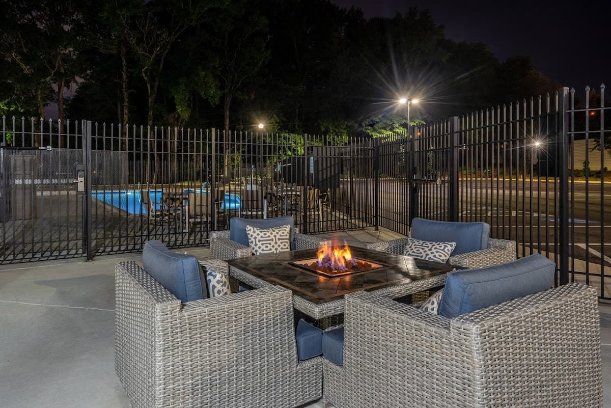 Holiday Inn Express & Suites Atlanta Airport NE - Hapeville, an IHG Hotel - Airport shuttle hotel near ATL